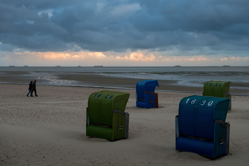 Strandkörbe, Südstrand der Nordsee-Insel Föhr, Blick auf die Warften der Hallig Langeness