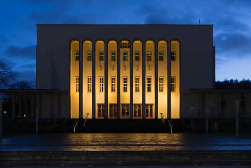 Bielefeld, Rudolf-Oetker-Halle, Konzerthalle, blaue Stunde