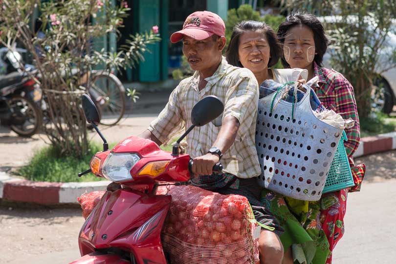 Menschen mit ihrem Grßeinkauf auf einem Moped in Myanmar