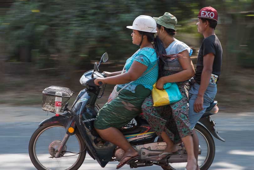 Menschen auf einem Moped in Myanmar
