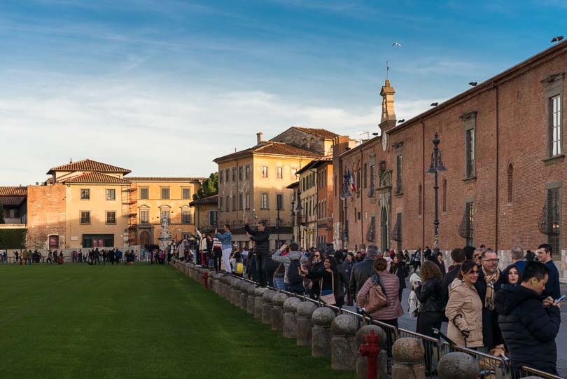 Touristen am Domplatz von Pisa, Toscana, Schiefer Turm, Selfies, Piazza dei Miracoli