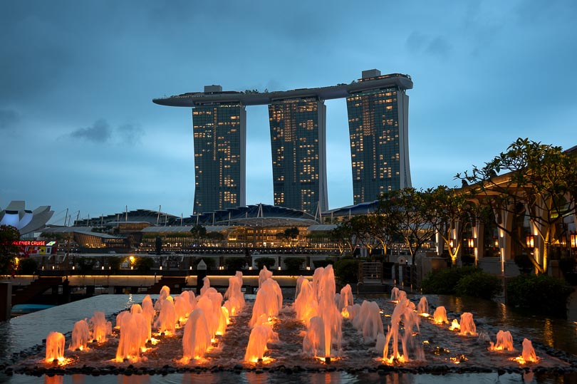 Singapur, beleuchtete Wasserspiele an der Marina Bay, Sands Hotel, Nachtaufnahme