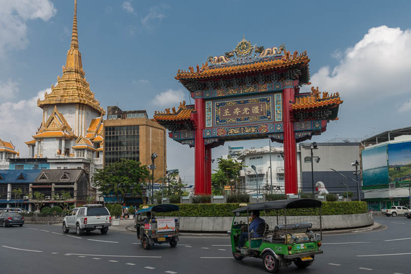 Chinator und Tempel Wat Traimit in Bangkok