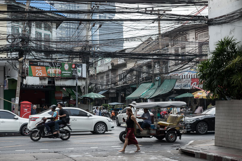 Kabelsalat in Bangkok, Thailand, Stromkabel, Telekommunikationskabel