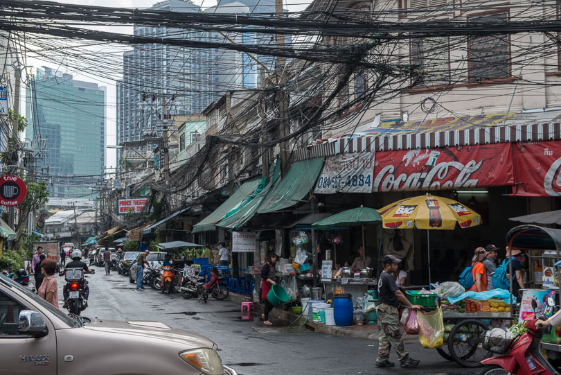 Kabelsalat in Bangkok, Thailand, Stromkabel, Telekommunikationskabel