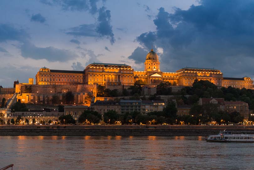 Budapest: beleuchteter Burgpalast zur blauen Stunde
