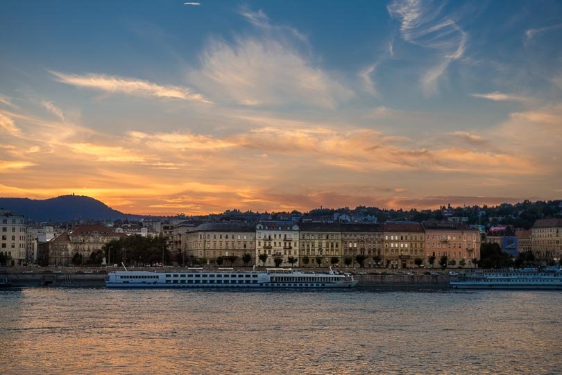 Budapest: Sonnenuntergang am Donauufer, Blick auf die Buda-Seite