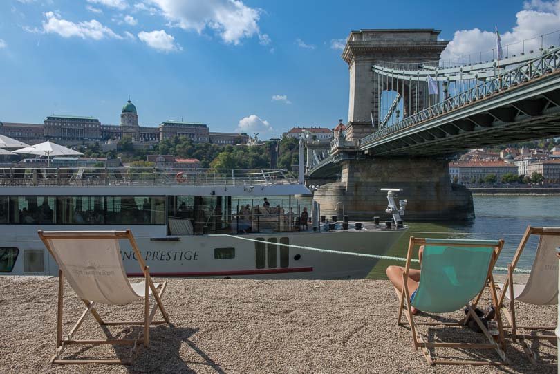 Budapest: Ponton-Cafe bzw. Strandbar mit Liegestuehlen an der Kettenbrücke