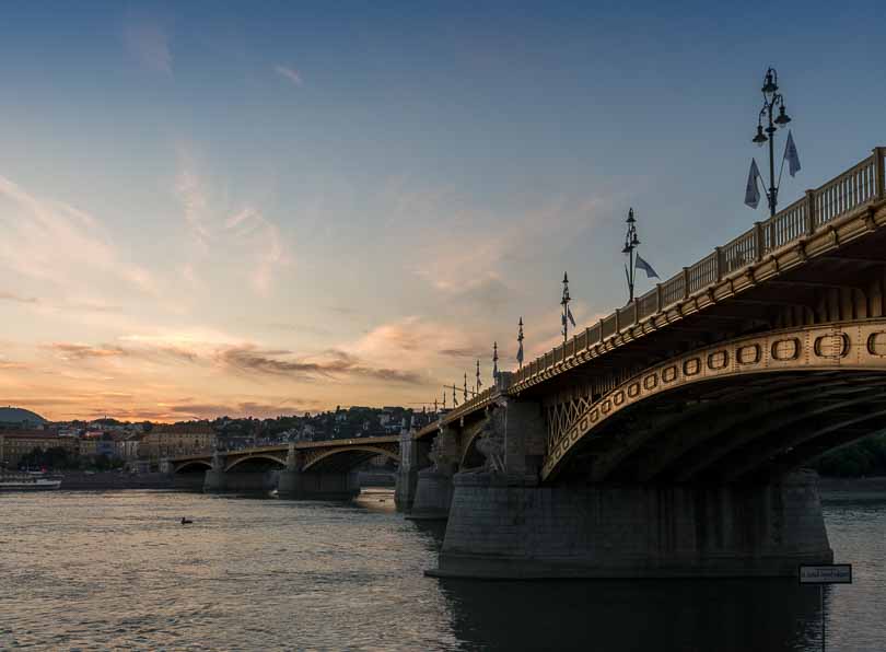 Budapest: Margaretenbrücke über die Donau beim Sonnenuntergang