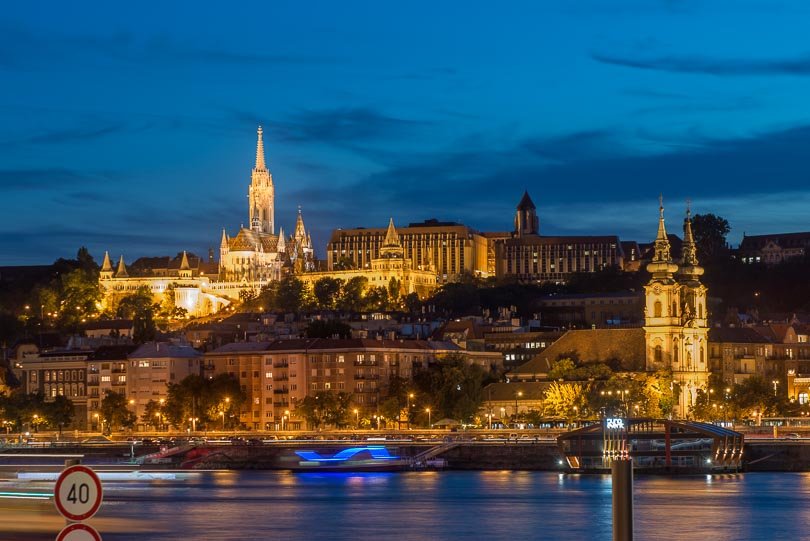 Budapest: Donau am Abend mit Blick auf den Burgerg von Buda, Fischerbastei