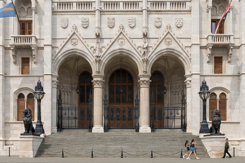 Budapest: Eingang zum Parlamentsgebäude