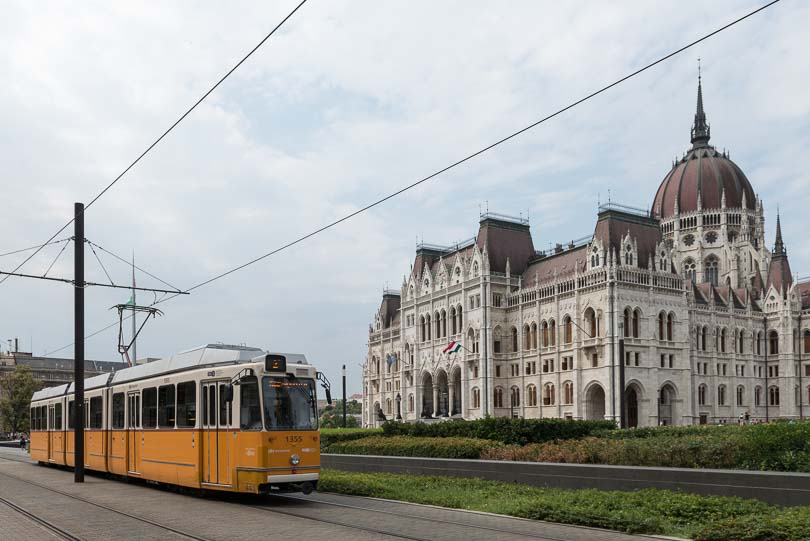 Budapest: Parlamentsgebäude mit der Straßenbahnlinie 2