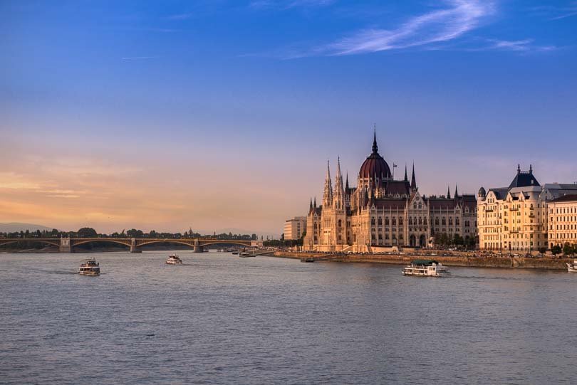 Budapest Sehenswürdigkeiten: Parlament, Donau, Abendstimmung, Blick von der Kettenbrücke