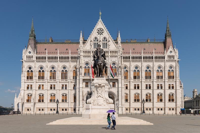 Budapest Sehenswürdigkeiten: Parlament mit Reiterstatue von Gyula Andrássy