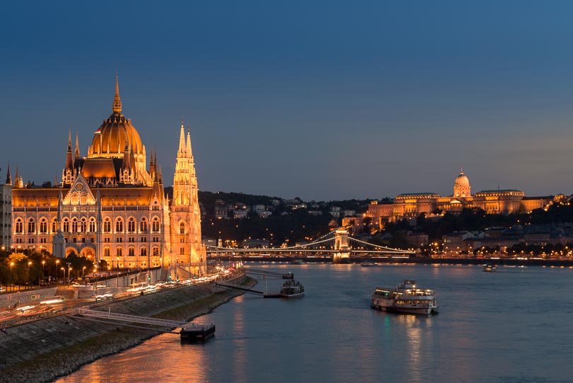 Budapest Sehenswürdigkeiten: Donau, Parlament und Burgpalast am Abend von Margaretenbrücke