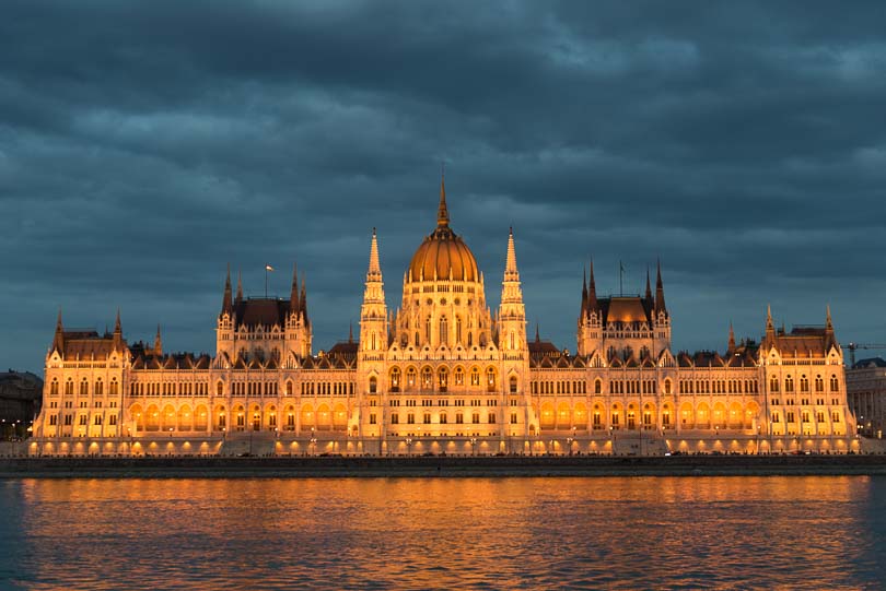 Budapest: Parlament mit Donau zur blauen Stunde; die Nacht beginnt 