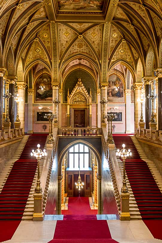 Treppen im Parlamentsgebäude on Budapest (Ungarn)