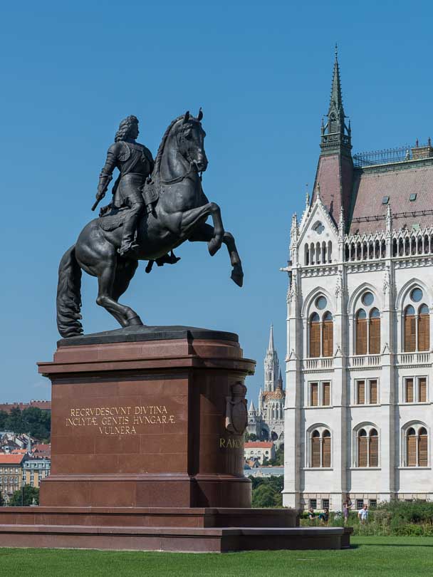 Budapest: Reiterstatue am Parlamentsgebäude, hinten die Matthiaskirche