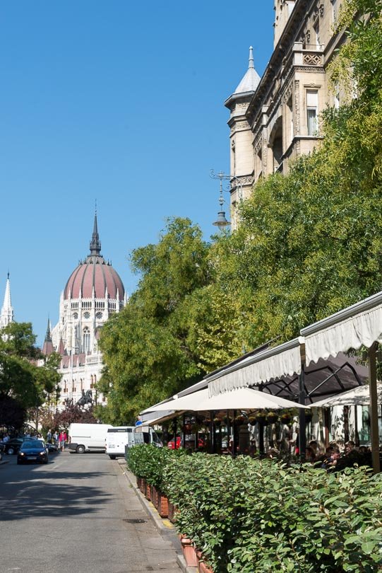 Budapest: Staße am Parlament, Restaurants