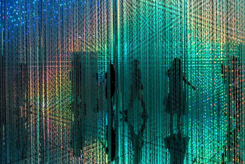 Digital Art Museum in Tokyo: Crystal World ist eine Lichtinstallation, TeamLab Borderless